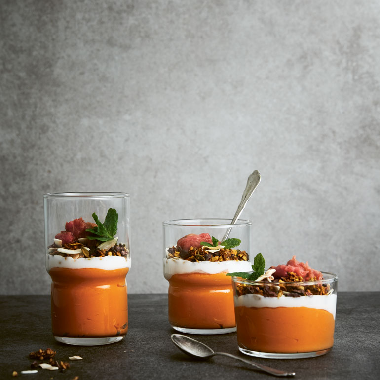 Zoete aardappel-puree met granola