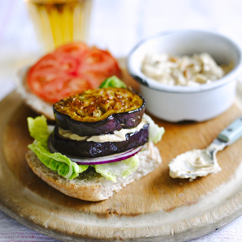 Aubergine-hummus burger