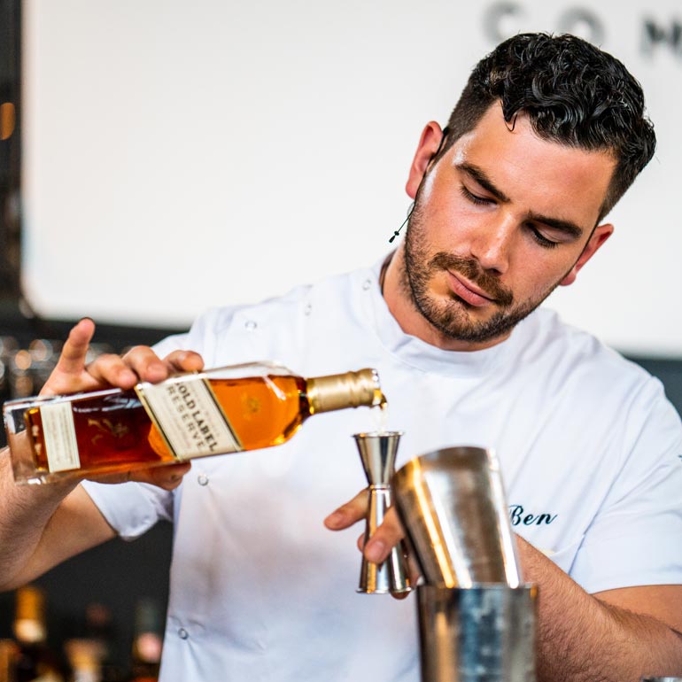 Aan de cocktail met de beste bartender van NL