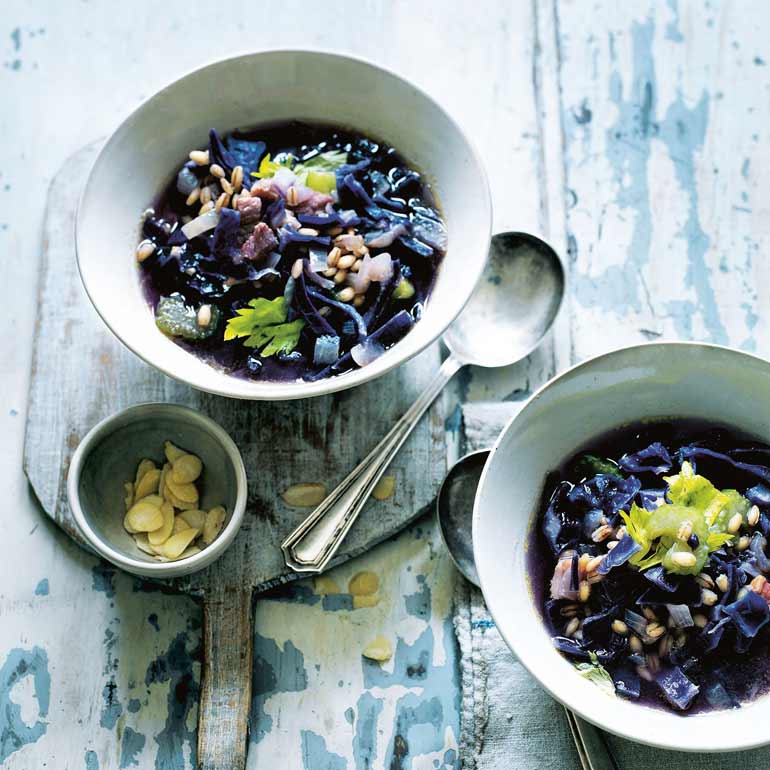 Bouillon met spek, rodekool & parelgort