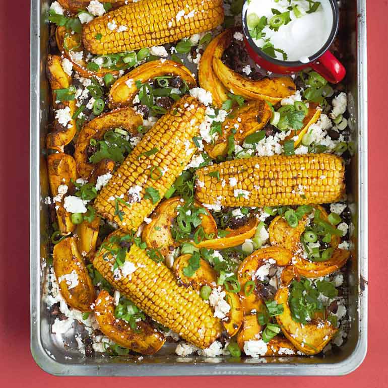 Chipotle-mais met pompoen, zwarte bonen & feta