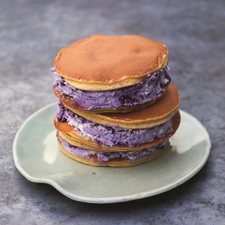 Pannenkoeken met blauwe bessen room