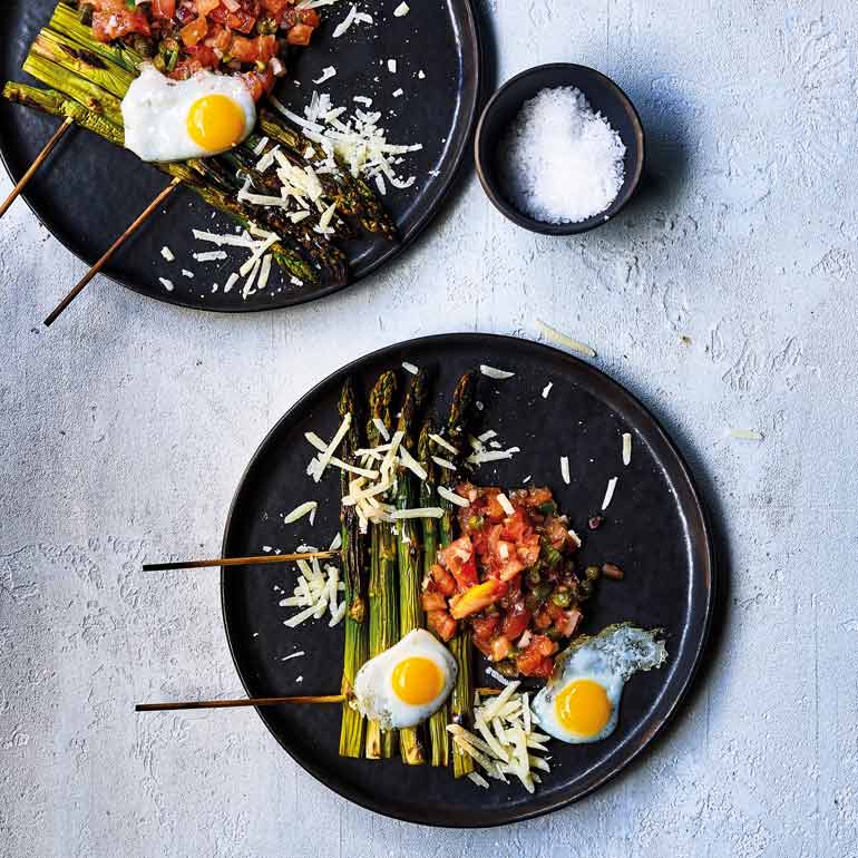 Gegrilde asperges met kwarteleitjes