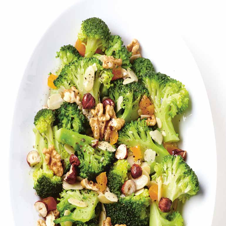 Broccolisalade met gedroogde vruchten