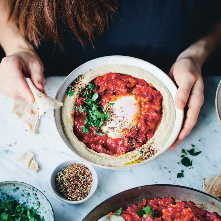 Shakshuka op een bedje  van hummus