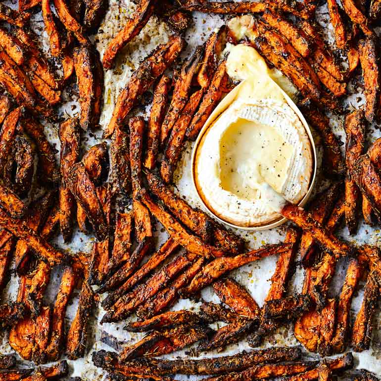 Zoete-aardappel friet met camembertdip
