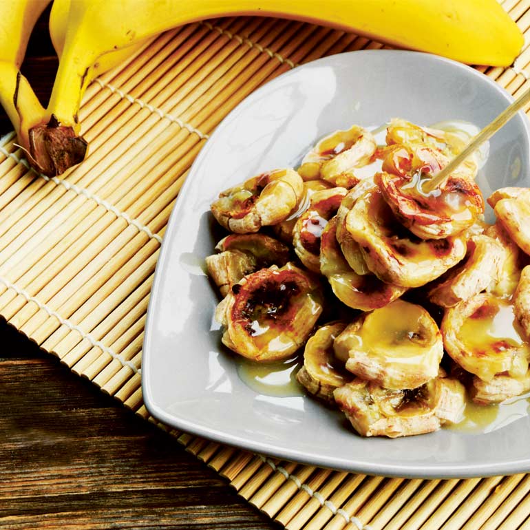 Gebakken banaan met gezouten karamelsaus