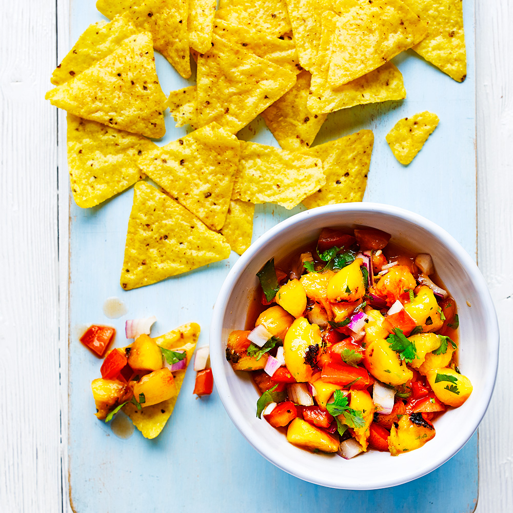 Gegrilde perziksalsa met tortilla chips