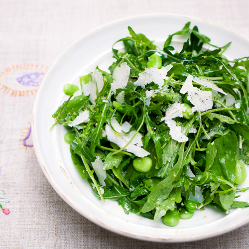 Salade met rucola, zuring en tuinbonen